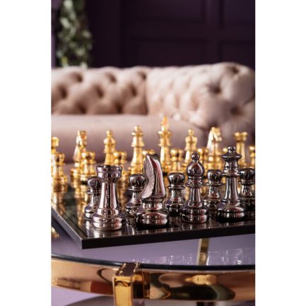 Sublime objet décoratif Chess en forme de plateau de jeu d'échec avec des pions doré et noir de la marque Kare Design