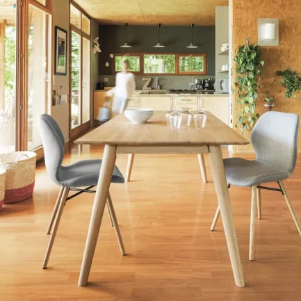 Chaise tendance et moderne Gary en tissus et chêne gris clair de la marque zago dans une salle à manger