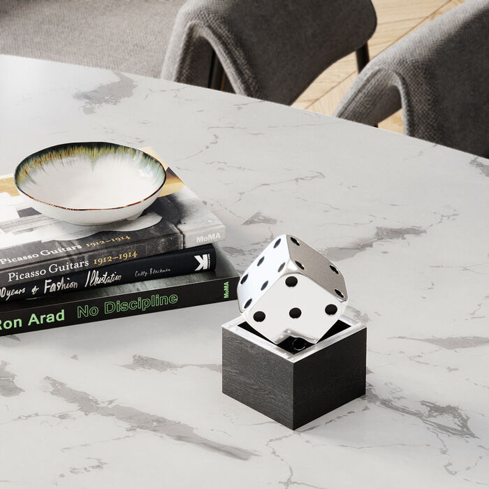 Joli dé Dice avec son socle posé sur une table en marbre de la marque Kare Design