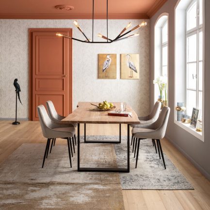 Chaise moderne et tendance de salle à manger East Side couleur champagne de la marque Kare Design exposé dans une salle à manger avec une table en bois