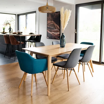 able moderne et naturelle extensible en chêne massif allonges en option Elfy de la marque Zago exposé dans un salon moderne et coloré