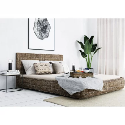 Bout de canapé tendance et moderne en métal design contemporain Expo de la marque Zago exposé dans une chambre au style boho avec un lit en rotin