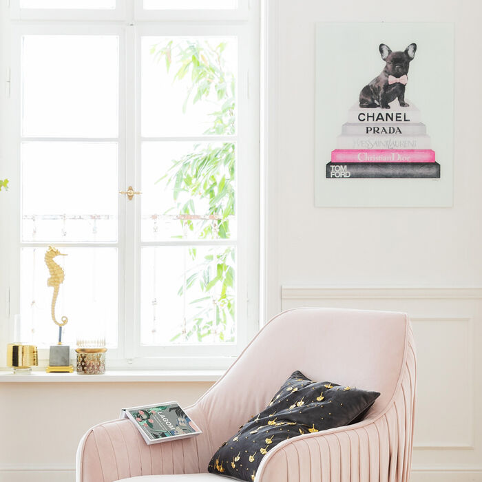 Magnifique tableau fashion Fashion Dog représentant un bébé bulldog sur des livres de mode de la marque Kare Design exposé dans un coin salon avec un fauteuil une place rose pale
