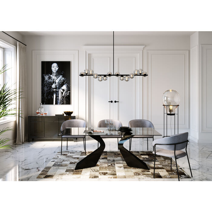 Magnifique table rectangulaire design Gloria noire de la marque Kare Design exposé dans une salle à manger moderne avec sol en marbre et chaises modernes