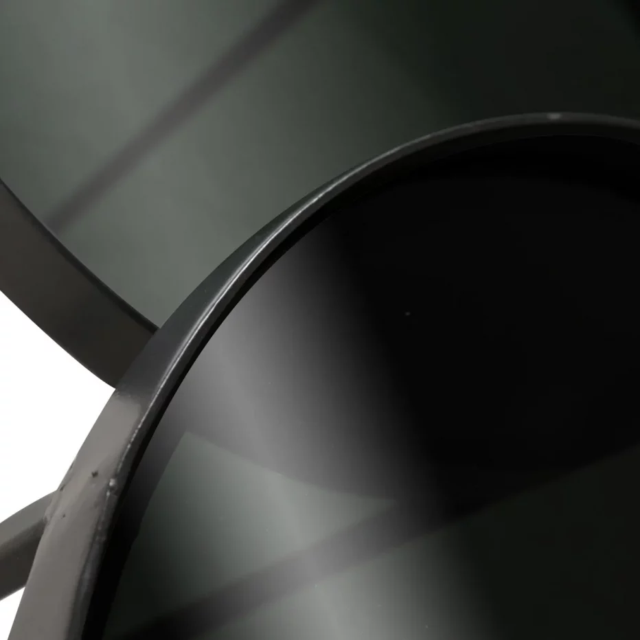 Zoom sur le verre trempé du plateau des deux bouts de canapé gigognes tendances et modernes métal noir et certes trempé ronds Markus de la marque Zago