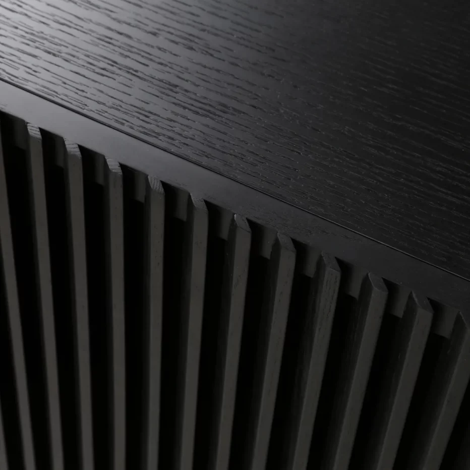 Zoom sur le meuble TV moderne et design plaqué chêne piètement métal noir Mojo de la marque Zago