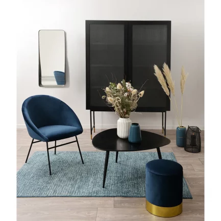 Table basse moderne et design noir pieds en hêtre laqué Neo de la marque Zago dans un salon moderne couleur bleu canard et de la décoration