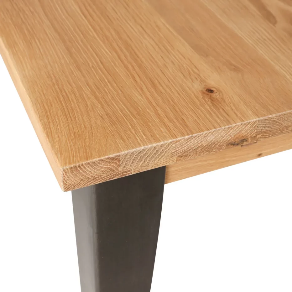 Zoom sur le bois de la table rectangulaire tendance et moderne en chêne et métal 160x100 cm Manhattan de la marque Zago