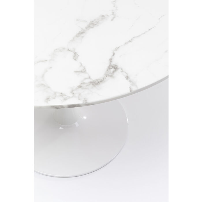 Zoom sur le plateau de la table ronde moderne et tendance en marbre blanc Veneto de la marque Kare Design
