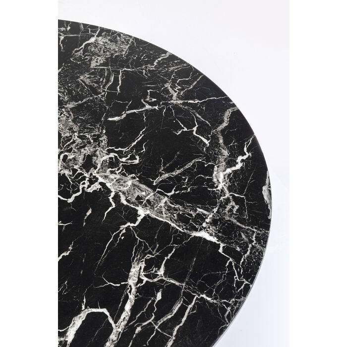 Zoom sur le plateau de la table ronde moderne et tendance en marbre blanc Veneto de la marque Kare Design