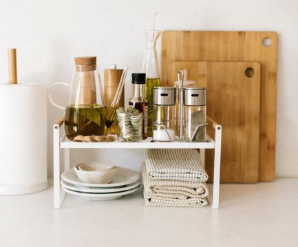 Sublime organisateur de cuisine en bois et en métal blanc de la marque Andrea vendu par Noosa Home