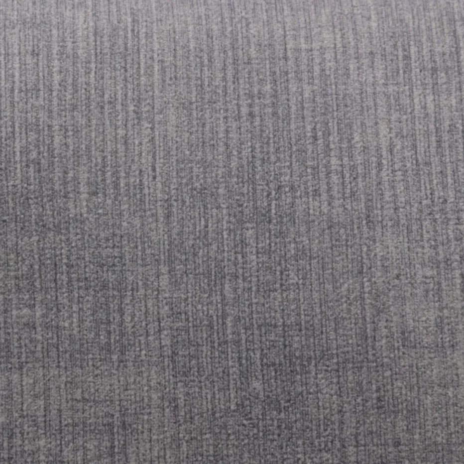 Zoom sur la matière de la magnifique chaise de repas style velours côtelé de couleur gris clair avec piètement noir en acier de la marque Zago
