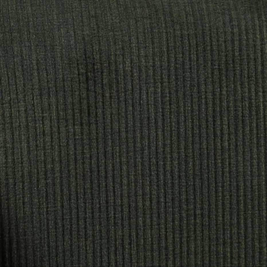 Zoom sur la matière de la superbe chaise de repas tendance en velours côtelé Ada de couleur vert sapin avec piètement noir de la marque zago