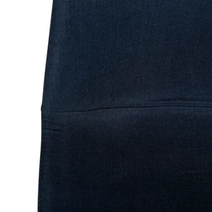 Zoom sur le tissus de la magnifique chaise tendance en tissu bleu marine et piètement noir Carl de la marque Zago