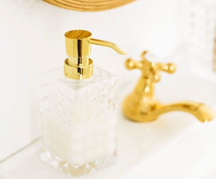 Superbe distributeur de savon rectangulaire en verre et or de la marque Andrea vendu par Noosa Home