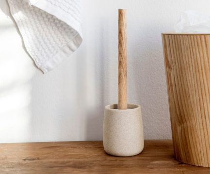 Brosse de WC beige en grès et bois ultra tendance de la marque Andrea vendu par Noosa Home
