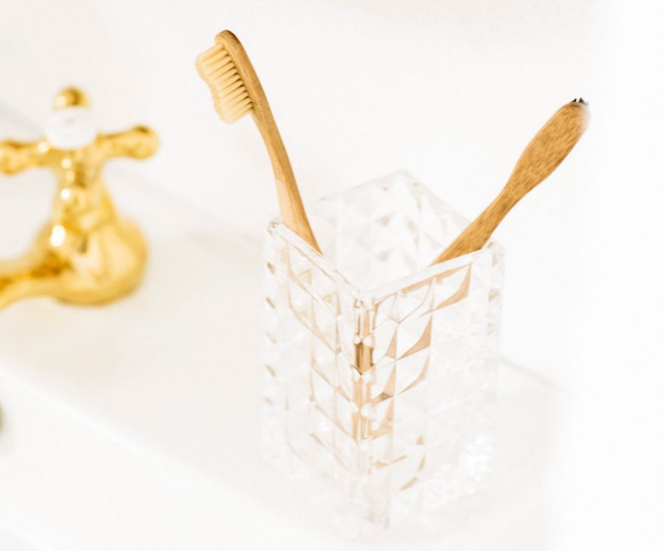 Sublime porte-brosse à dents carré en verre au style vintage de la marque Andrea vendu par Noosa Home