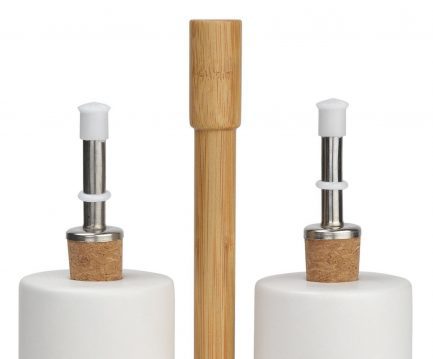 Sublime set de burette à huile en céramique blanche avec support en bambou de la marque Andrea