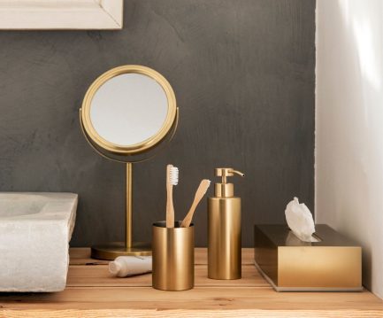 Sublime miroir de salle de bain tendance doré grossissant de la marque Andrea