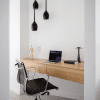 Comment aménager un bureau esthétique et fonctionnel chez soi ? Sublime coin bureau aux tons noir et blanc avec un bureau en bois
