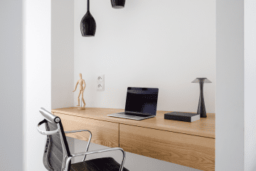Comment aménager un bureau esthétique et fonctionnel chez soi ? Sublime coin bureau aux tons noir et blanc avec un bureau en bois